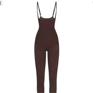 SKIMS EVERYDAY SCULPT OPEN BUST CATSUIT, Color espresso brown.